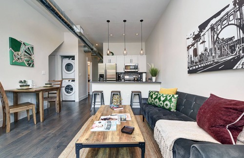 Pittsburgh House | Trendy - Parking - King Bed - 10 min DT