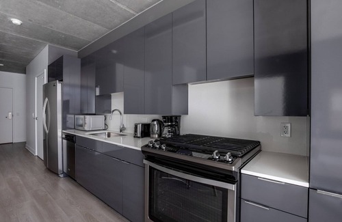 West Town Apartment | Trendy River North 1BR w/Pool & Gym, near Riverwalk, by Blueground