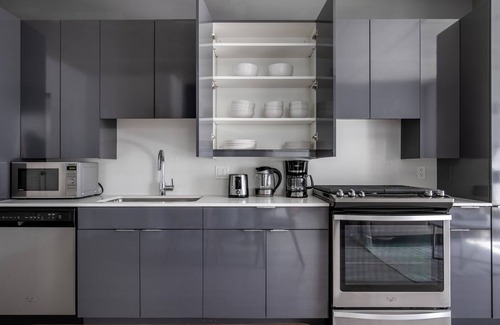 West Town Apartment | Trendy River North 1BR w/Pool & Gym, near Riverwalk, by Blueground
