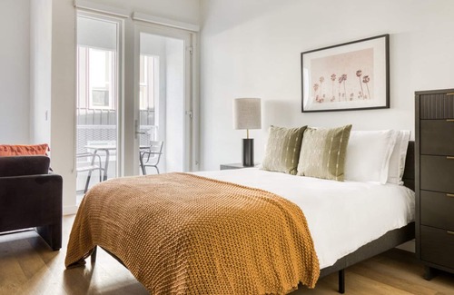 Silver Lake Apartment | Trendy Silverlake Studio w/ W/D, Pool & Gym, nr stadium, by Blueground