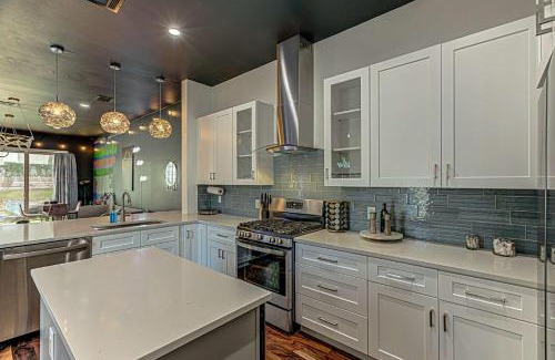 MLK House | Trendy Stay for 10 Minutes to Downtown 6th St Family house