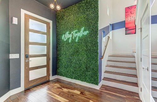 MLK House | Trendy Stay for 10 Minutes to Downtown 6th St Family house