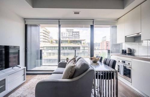 Wellington Place Apartment | Trendy & Stylish 1BR in Popular King West