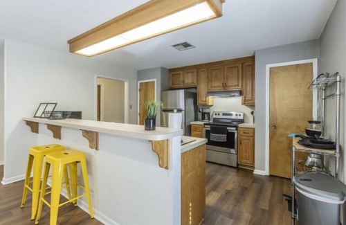 University Apartment | Trendy Urban Escape, Great Weekly & Monthly Rates!