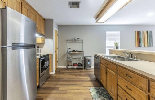 University Apartment | Trendy Urban Escape, Great Weekly & Monthly Rates!