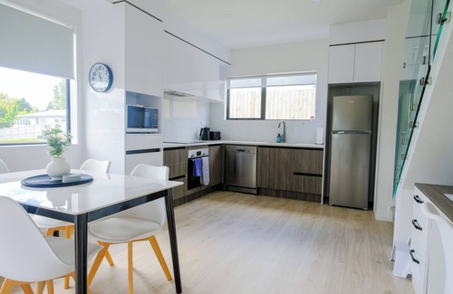 Howick House | Trendy Urban Howick Town House | Wi-Fi & Netflix