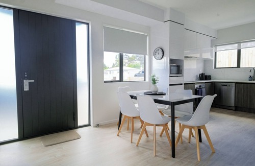 Howick House | Trendy Urban Howick Town House | Wi-Fi & Netflix