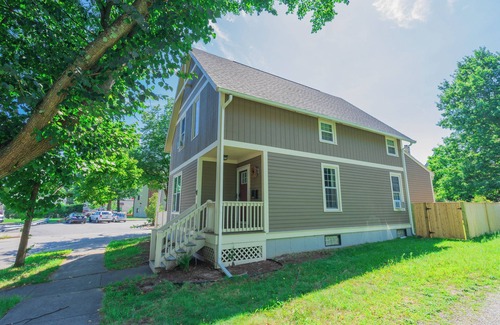 West End House | Trendy West-End Home w/piano Hospital Neighborhood