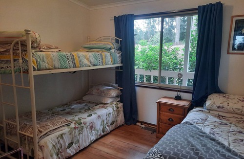Barrys Reef House | TRENTHAM nearby! Sleeps 2-9 maximum. Family-friendly - pet-friendly.