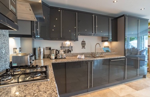 St Austell Cottage | Trewhiddle Villa 25 - a trewhiddle that sleeps 7 guests in 4 bedrooms