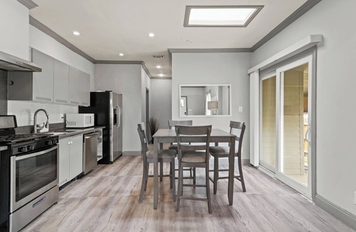 West Dallas House | Trinity Groves A: Modern 3-Bedroom Gem