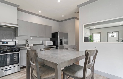 West Dallas House | Trinity Groves A: Modern 3-Bedroom Gem