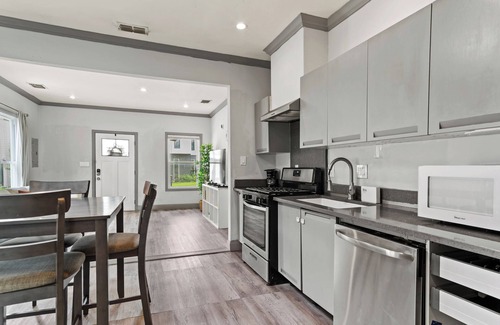 West Dallas House | Trinity Groves A: Modern 3-Bedroom Gem