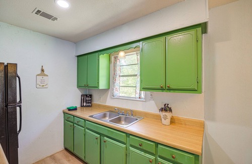 Votaw Cottage | Trinity River Cottage w/Deck + Water Views