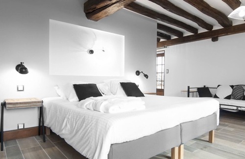 Eguilly Bed & Breakfast | Triple room-Deluxe-Ensuite-Garden view-Avec Sauna