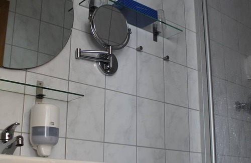 Hunerbach House | Triple Room, Shower, Toilet - Hotel-Restaurant Hüllen