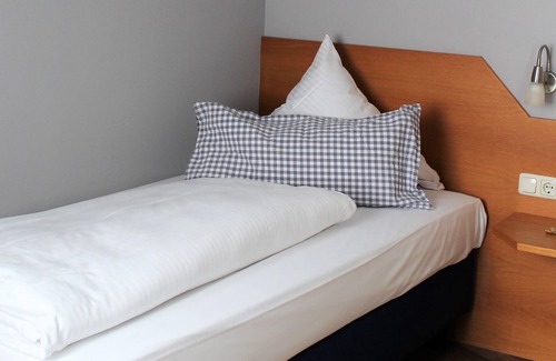 Hunerbach House | Triple Room, Shower, Toilet - Hotel-Restaurant Hüllen