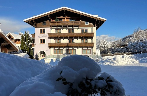 Kaprun Cottage | Triple room with balcony and mountain view - Frühstückspension Monika