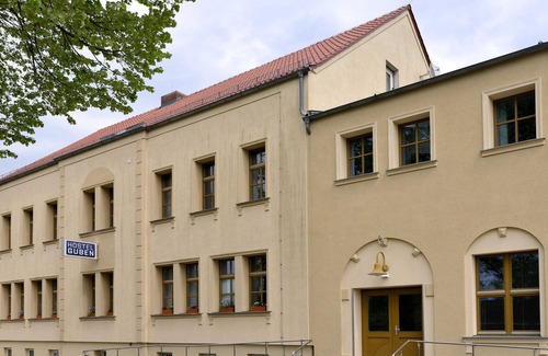 Guben Apartment | Triple room with private bathroom, No. 16 - Hostel in Guben