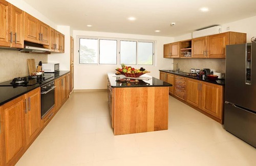 Zig Zag Ward House | Triplex Villa & Private Pool - CliffHanger Villas