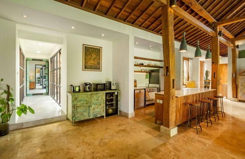 Kutuh Kaja Villa | Tropical 4BR Villa w/Infinity Pool in ubud, 6 mins to central