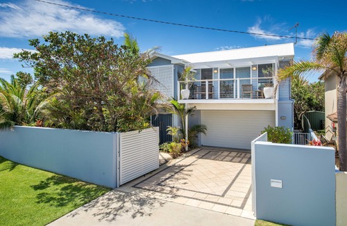 Anna Bay House | Tropical Beach Hide Away - inground pool, 2min walk to ocean foreshore & parks