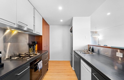 Bulimba Apartment | Tropical Bulimba Getaway 2BR | *2 x Parking/Pool*
