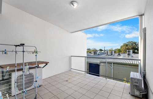 Bulimba Apartment | Tropical Bulimba Getaway 2BR | *2 x Parking/Pool*