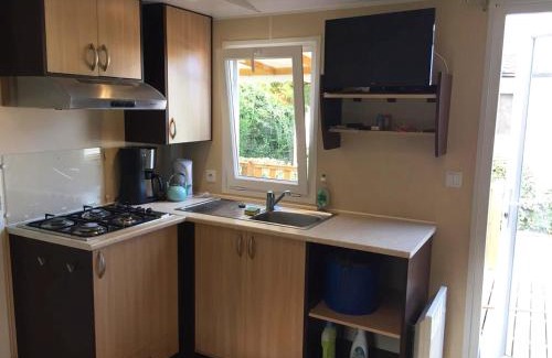 Vic-la-Gardiole Apartment | Tropical Bungalow 2