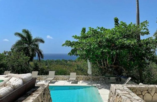 Reading Apartment | Tropical court resorts