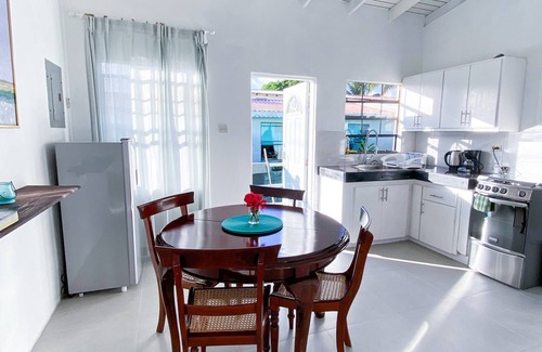 Douglas House | Tropical Escape- 2 Bedrooms