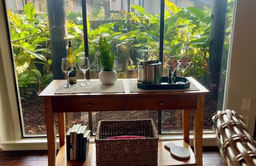 Kaiulani Condo | Tropical Garden Condo with AC and pool
