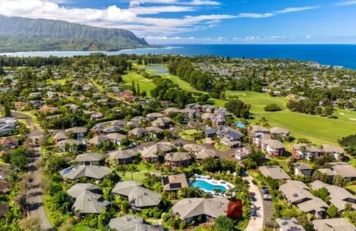 Kaiulani Condo | Tropical Garden Condo with AC and pool