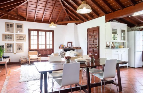 Cruz de los Martillos Villa | Tropical garden Holiday Home