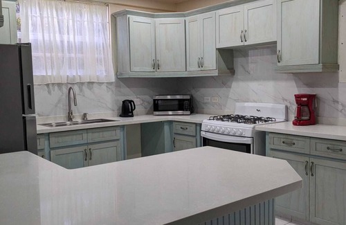 Douglas Villa | Tropical garden villa 3 bedroom all en-suite, 7 minutes walk to fabulous beach