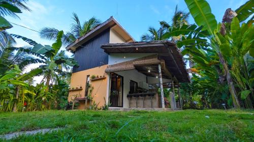 Catangnan Apartment | Tropical Haven with Dedicated Office Space in Siargao