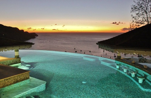 Friendship Bay Apartment | Tropical Hideaway Penthouse Suite - Stunning Views - 5* Accommodation