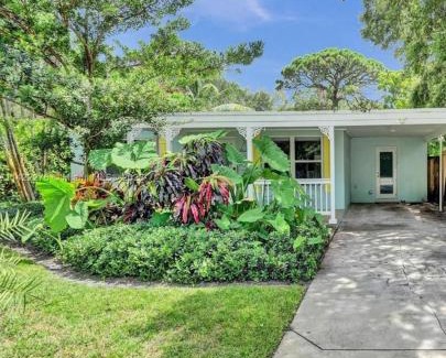 Riverside Park House | Tropical Oasis - BBQ and Beach-Inspired Nook