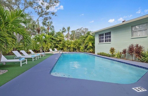 Bay Crest Park House | Tropical Oasis - Heated Pool - Hot Tub - Downtown and Beaches