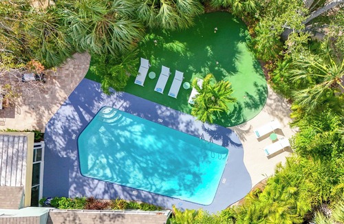 Bay Crest Park House | Tropical Oasis - Heated Pool - Hot Tub - Downtown and Beaches