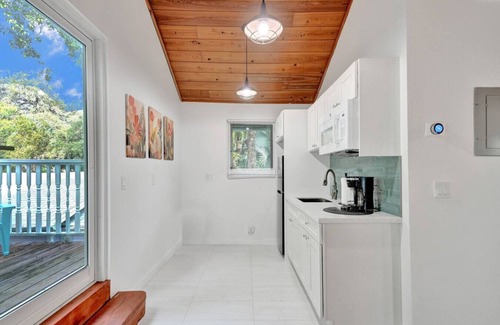 Riverside Park Apartment | Tropical Oasis: Studio w/Pool
