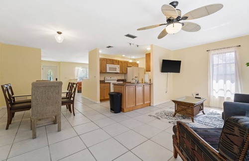Port Charlotte - Charlotte Harbor House | Tropical Palm Oasis - Cozy Private Heated Pool Home!