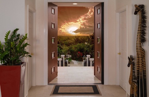 Long Bay Hills Villa | Tropical Paradise Beach Front Penthouse + Pool SUV - Karana Penthouse