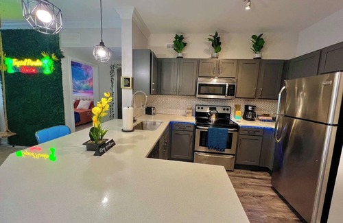 Braeswood Place Apartment | Tropical Paradise🌴2BR/2Bath/NRG/MedCenter/Galleria