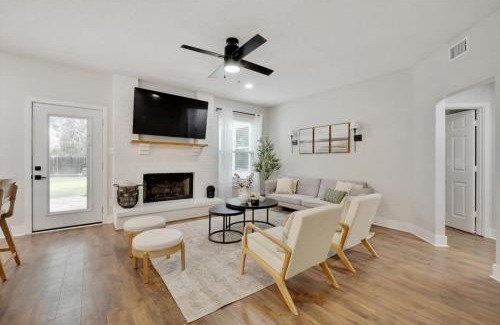 Flower Mound House | Tropical Pool Oasis - 5 BR Foosbal Cinema