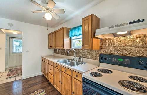 Charlotte Harbor Cottage | Tropical Port Charlotte Cottage - Walk to Bay!