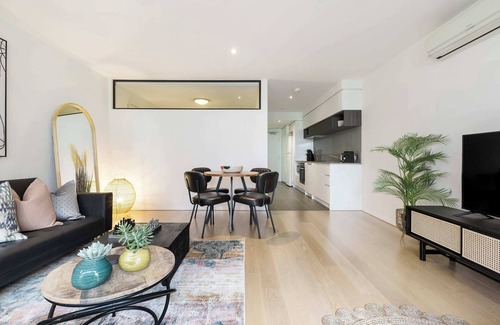 Hawthorn Condo | Tropical Sanctuary in Hawthorn’s Urban Hot Spot