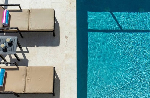 Fish Bay House | Tropical Seabreeze- Pool and back up power/solar