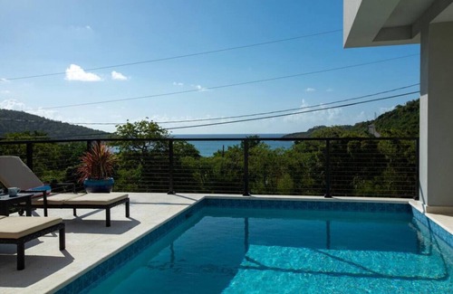 Fish Bay House | Tropical Seabreeze- Pool and back up power/solar