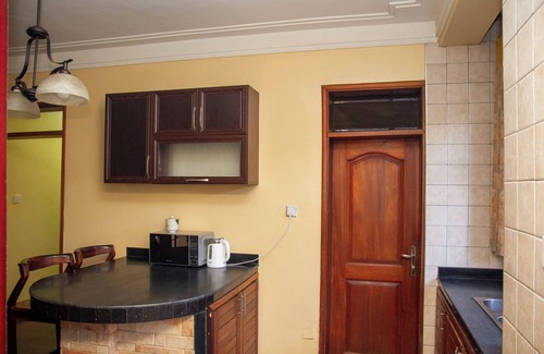 Kampala Apartment | Tropical Serenity Munyonyo-2 Mins to Speke Resort